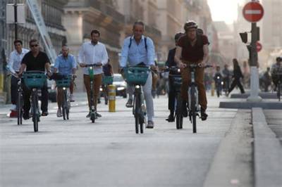 A Longtime City of Cars, Paris Is Seeing a New Kind of Road Rage: Bike-Lane Traffic Jams