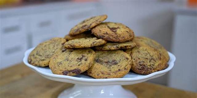 Bobby Flay's Chocolate Chip Cookie Recipe Is Apparently '1 of the Greatest of All Time'