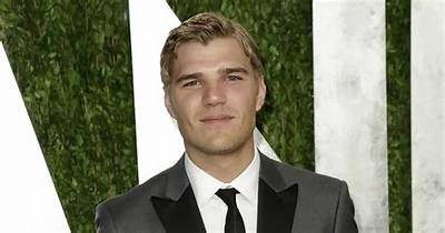 Chris Zylka Bio, Wiki, Age, Height, Wife, Spiderman, Movies, Tv Shows, and Net Worth.