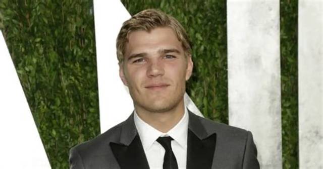 Chris Zylka Bio, Wiki, Age, Height, Wife, Spiderman, Movies, Tv Shows, and Net Worth.