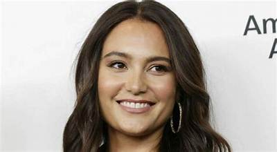 Emma Heming Height, Weight, Measurements, Bra Size, Shoe Size