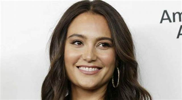 Emma Heming Height, Weight, Measurements, Bra Size, Shoe Size