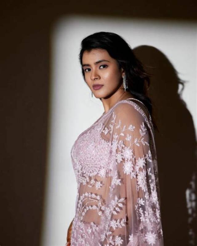 Hebah's Three Rounds in a Pink Saree