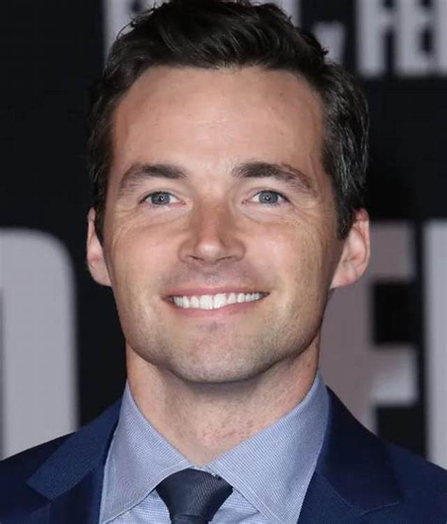 Ian Book Height, Weight, Net Worth, Age, Birthday, Wikipedia, Who, Nationality, Biography