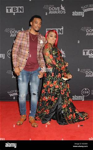 Is Jonathan Mcreynolds Married to Wife? or Dating a Girlfriend?