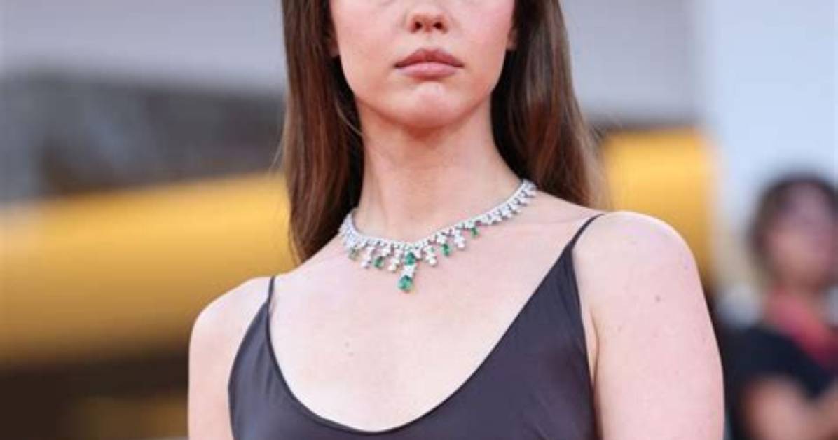Is Mia Goth Hot Despite Having No Eyebrows or Precisely Because of It?