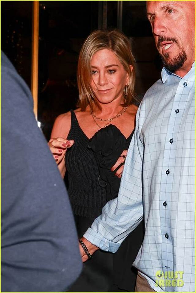 Jennifer Aniston & Courteney Cox Enjoy Night out with Friends in Beverly Hills! | Courteney Cox, Jennifer Aniston | Just Jared: Celebrity News and Gossip
