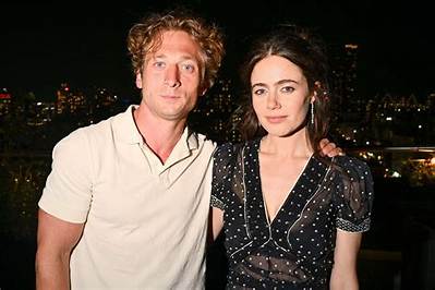 Jeremy Allen White Seemingly References Rumored Girlfriend Rosalia on Red Carpet in Meaningful Way | 2024 Critics Choice Awards, Jeremy Allen White, Rauw Alejandro, Rosalia | Just Jared: Celebrity News and Gossip