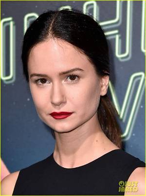 Katherine Waterston Talks Going Fully Nude in ‘Inherent Vice’ | Andy Samberg, Jena Malone, Joanna Newsom, Katherine Waterston, Sasha Pieterse, Victor Rasuk | Just Jared: Celebrity News and Gossip