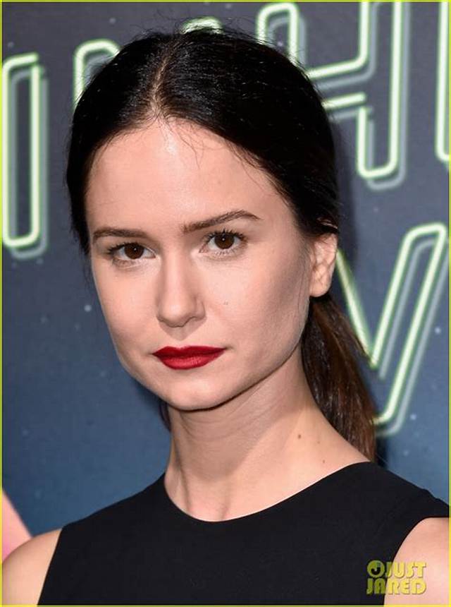 Katherine Waterston Talks Going Fully Nude in ‘Inherent Vice’ | Andy Samberg, Jena Malone, Joanna Newsom, Katherine Waterston, Sasha Pieterse, Victor Rasuk | Just Jared: Celebrity News and Gossip