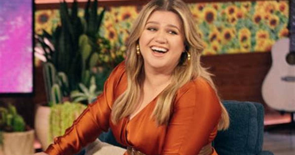 Kelly Clarkson Makes Fun of Her Altered Body in ‘The Voice’ Promo Pic: ‘My Chest Looks Enormous’