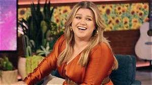 Kelly Clarkson Makes Fun of Her Altered Body in ‘The Voice’ Promo Pic: ‘My Chest Looks Enormous’