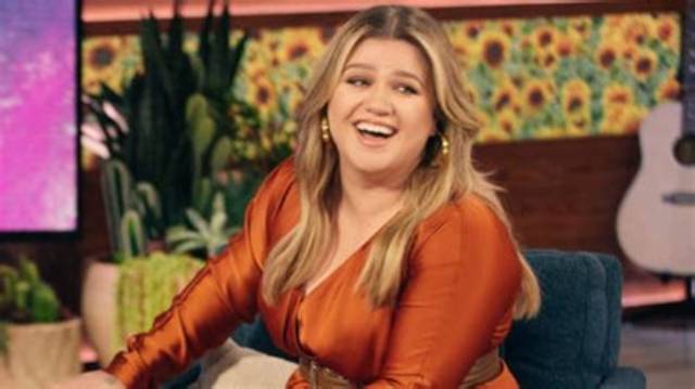 Kelly Clarkson Makes Fun of Her Altered Body in ‘The Voice’ Promo Pic: ‘My Chest Looks Enormous’