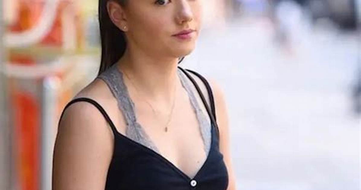 Lily Mo Sheen Boyfriend, Lesbian, Parents, Nationality
