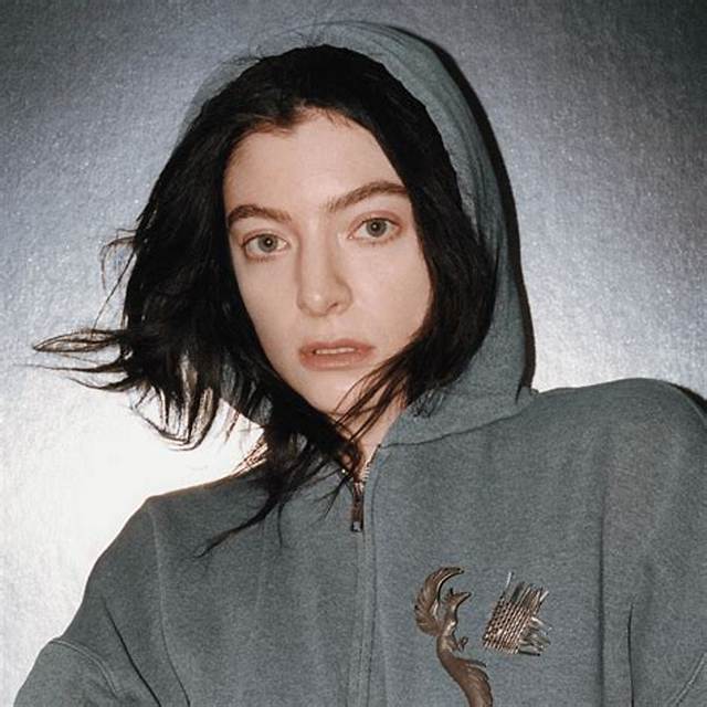 Lorde Biography, Album, Age, Songs, Royals, Boyfriend, Tour, Family, Net Worth