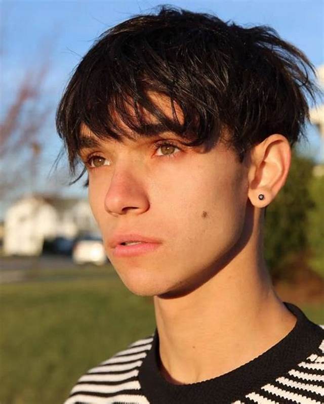 Lucas Dobre Bio, Wiki, Age, Height, Girlfriend, Family, Twin Brother, Career and Net Worth