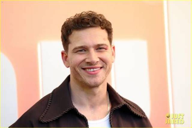 Oliver Stark Celebrity News and Gossip | Entertainment, Photos and Videos | Just Jared: Celebrity News and Gossip