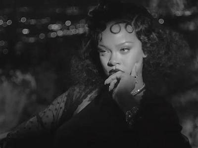 Rihanna's Swoopy Bob Embodies Old Hollywood Glamour