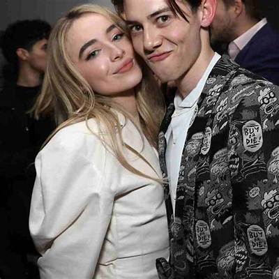 Sabrina Carpenter Age, Height, Feet, Boyfriend, Sister, Parents, Wiki