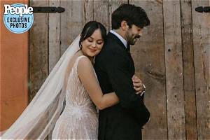 ‘The Goldbergs’ Actress Hayley Orrantia Marries Greg Furman! | Greg Furman, Hayley Orrantia, Wedding | Just Jared: Celebrity News and Gossip