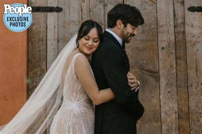 ‘The Goldbergs’ Actress Hayley Orrantia Marries Greg Furman! | Greg Furman, Hayley Orrantia, Wedding | Just Jared: Celebrity News and Gossip