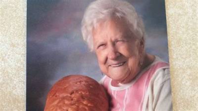 The Little Pink Restaurant’s Owner, Helen Ponczoch, Dies at 98