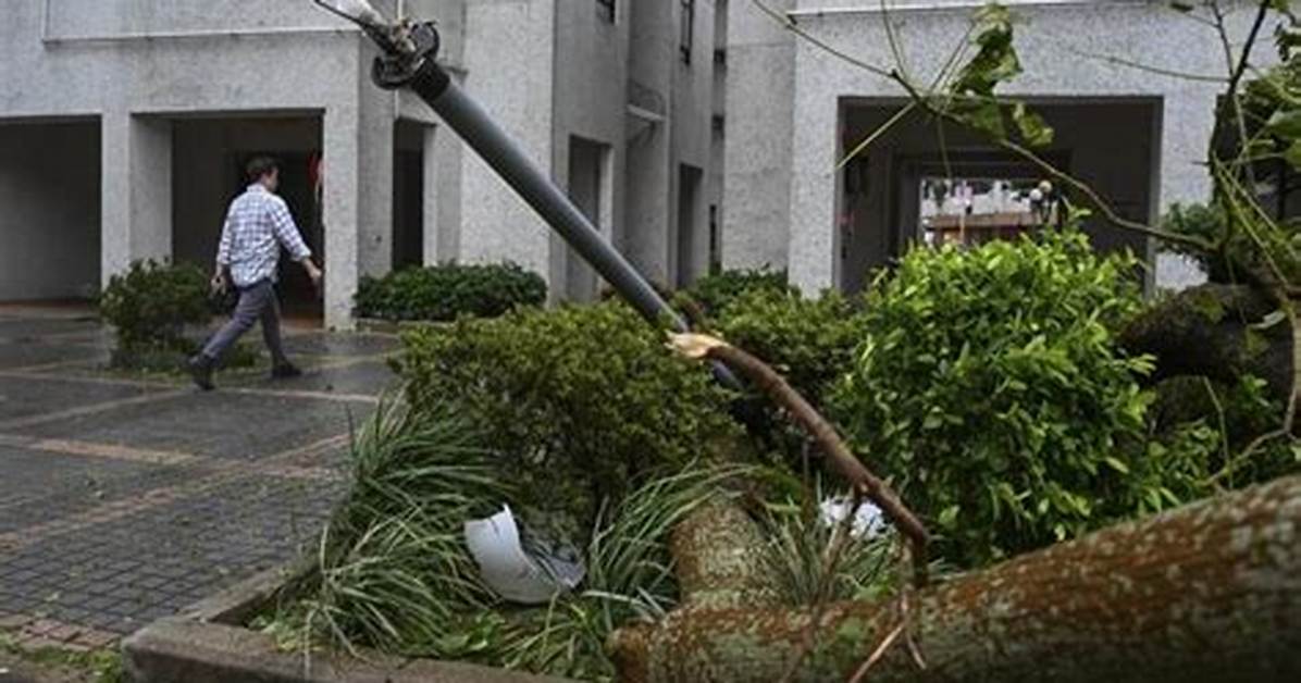 Typhoon Haikui Slams into Taiwan, Disrupting Work, Classes and Travel