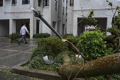 Typhoon Haikui Slams into Taiwan, Disrupting Work, Classes and Travel