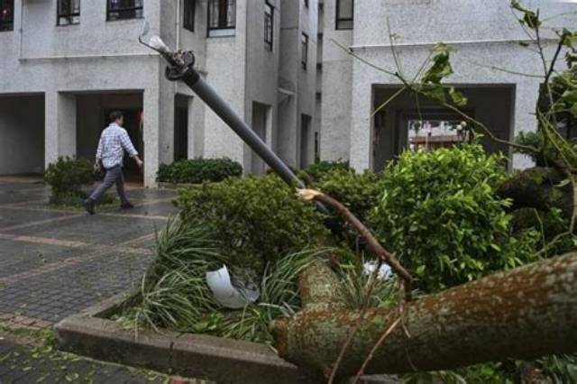 Typhoon Haikui Slams into Taiwan, Disrupting Work, Classes and Travel
