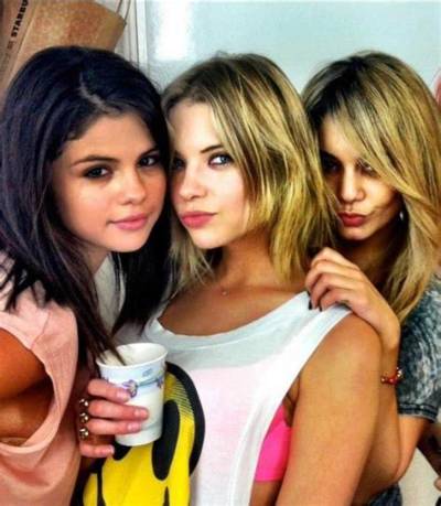 Vanessa Hudgens and Ashley Benson Cried Their Eyes out in an Airport