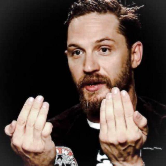 What Is Wrong with Tom Hardy Hands – Is He Missing His Pinky Finger?