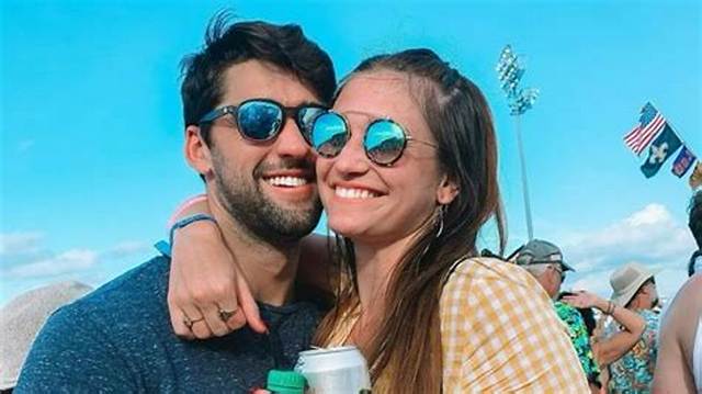Who Is Shaina Grace, Girlfriend of Foster Moreau? His Parents, Family, Salary, Jersey