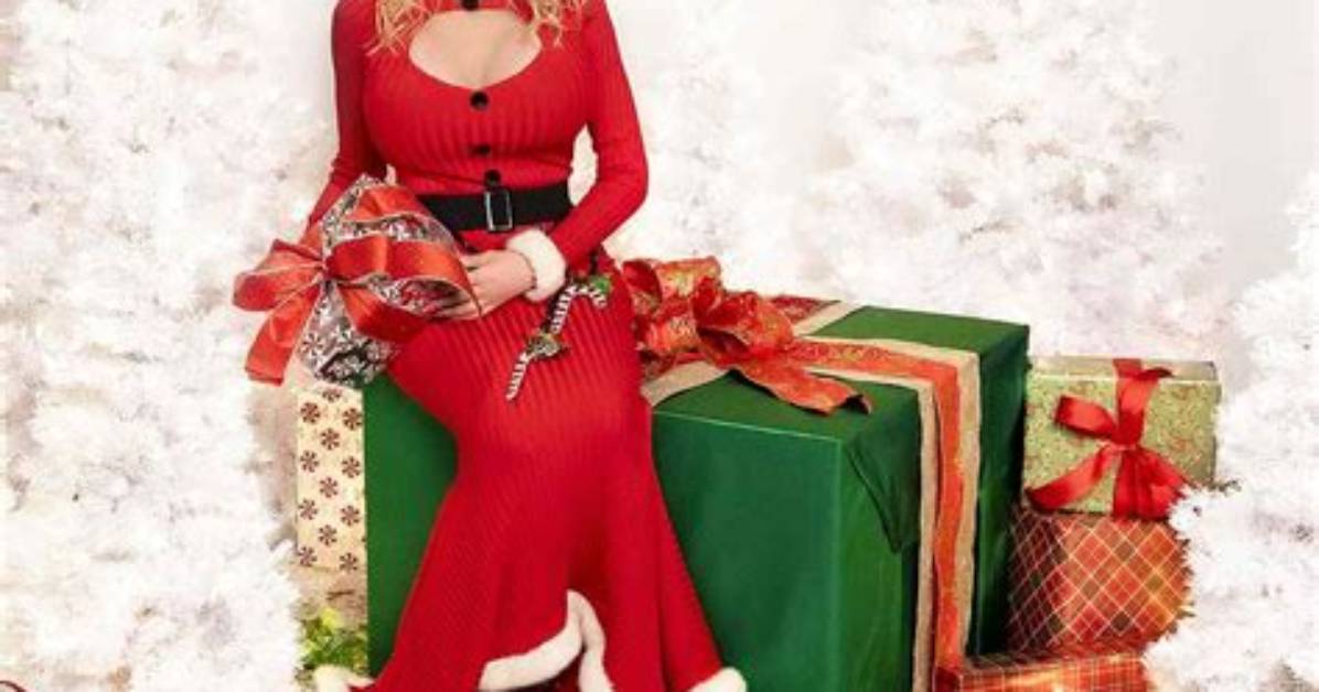 Why Dolly Parton Leaves Her Christmas Decorations up Much Longer Than Most People